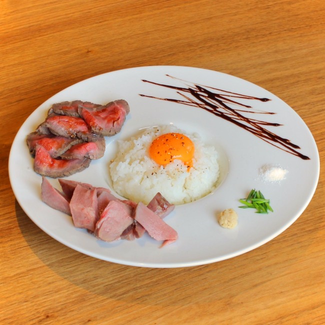 十勝豊西牛粗挽きハンバーグと自家製ベーコンのデミグラスオムライス　 1590円