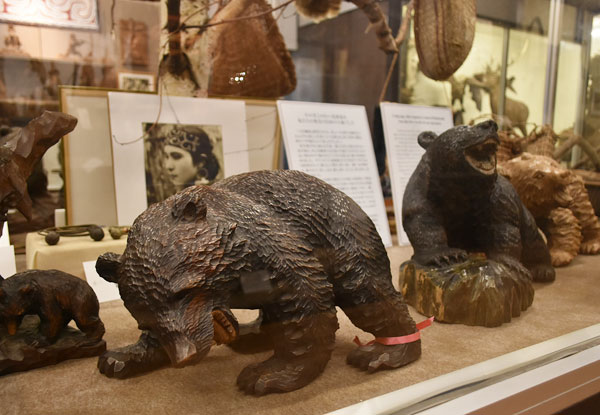 観光ブーム支えた木彫り熊 大小100頭を展示 - 川村カ子トアイヌ記念館