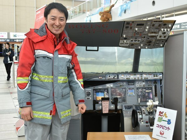 ダンボールだけど精巧です スタッフがコクピットを再現 Jal旭川空港所 旭川 道北のニュース ライナーウェブ